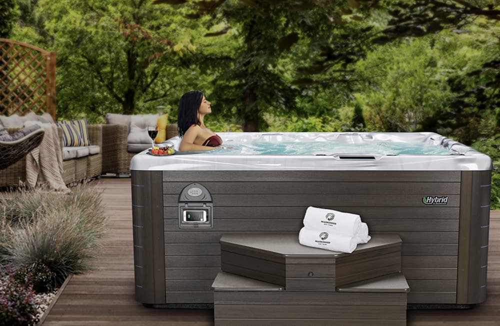 feature image for difference between hot tubs and Jacuzzi and spas